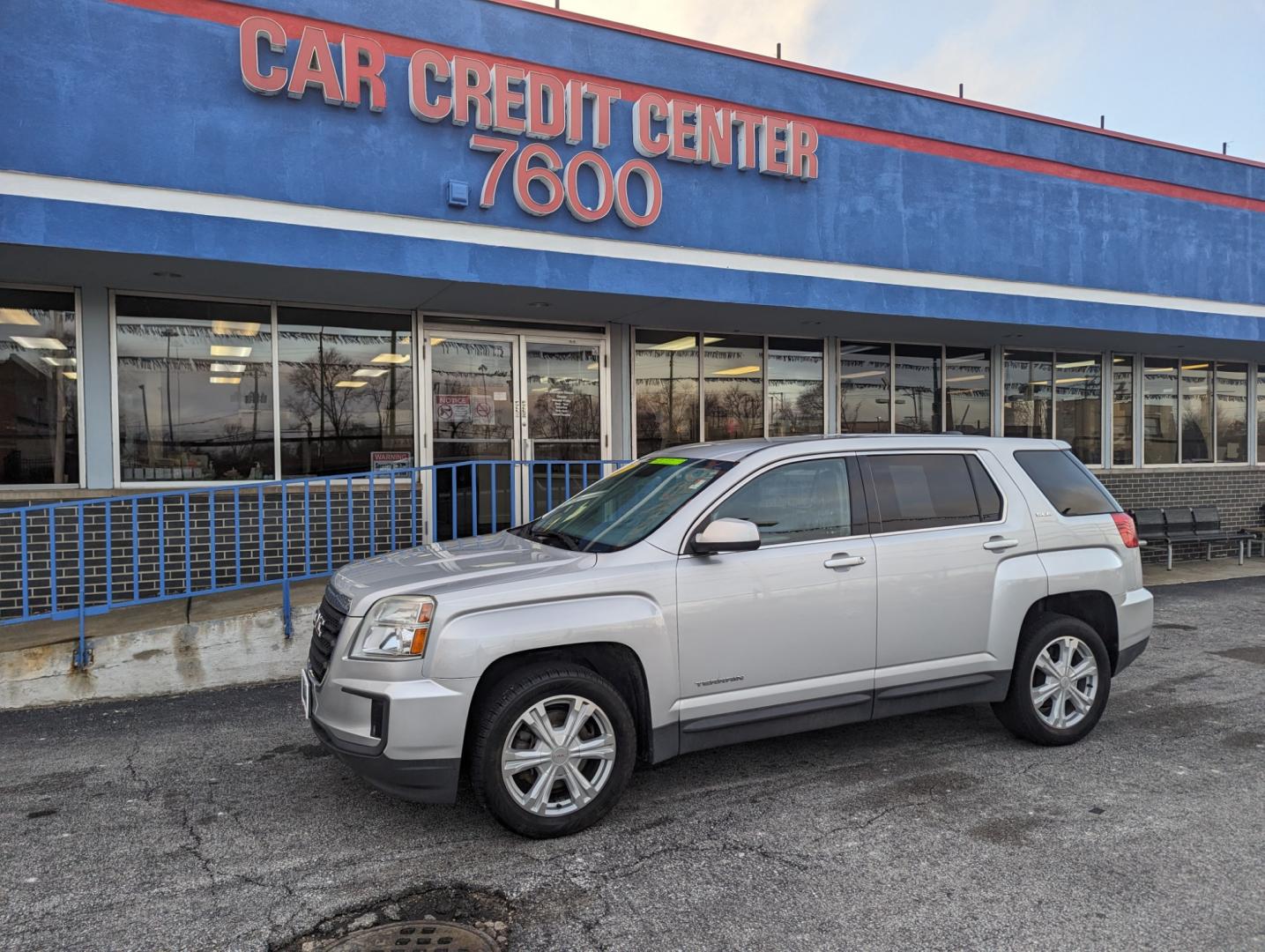 2017 SILVER GMC Terrain SLE1 FWD (2GKALMEK5H6) with an 2.4L L4 DOHC 16V engine, 6A transmission, located at 7600 S Western Ave., Chicago, IL, 60620, (773) 918-3980, 0.000000, 0.000000 - Photo#1